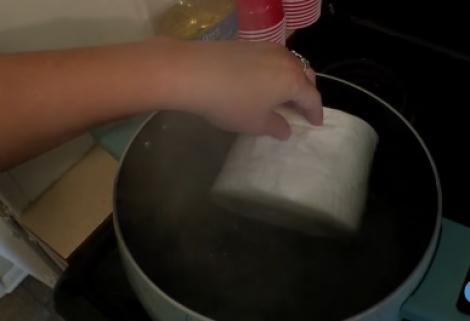 Video! A pus o rolă de hârtie igienică la fiert iar rezultatul i-a schimbat viaţa. Cum să faci cea mai fină dantelă din lume dintr-un produs care costă mai puţin de 1 leu