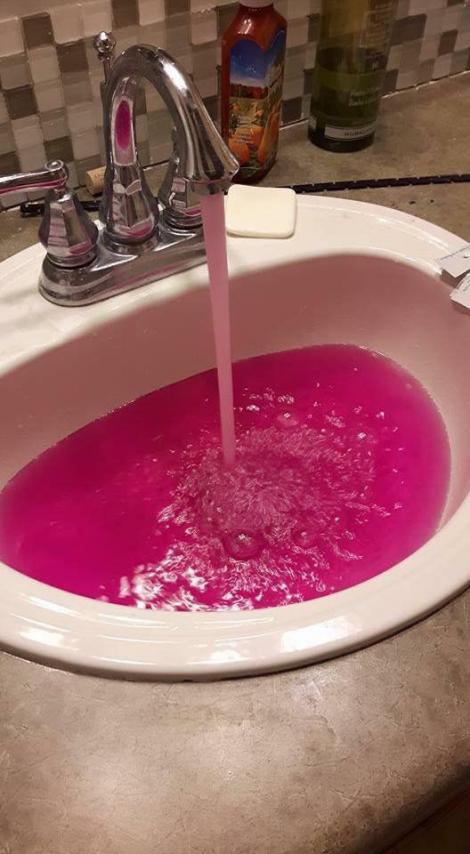 Un orășel din Canada "distribuie" apă roz la robinet. Minunea s-a înfăptuit fără nicio magie