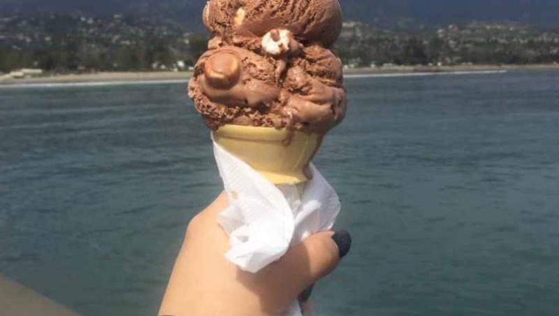 O tânără a vrut să-și pozeze înghețata, dar ceva mai mult decât ciudat i-a stricat fotografia!