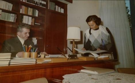 VIDEO! Lemnul masiv și covoarele din mătase naturală păstrează vie amintirea tovarășului! Imagini INEDITE din fostul birou al lui Ceaușescu, după 28 de ani de la Revoluție