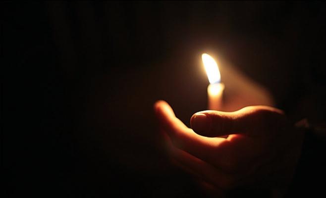 Miracolul Paștelui. Lumina &Icirc;nvierii are numeroase semnificații: de unde vine și ce reprezintă, de fapt, flacăra lum&acirc;nării pe care o duci acasă