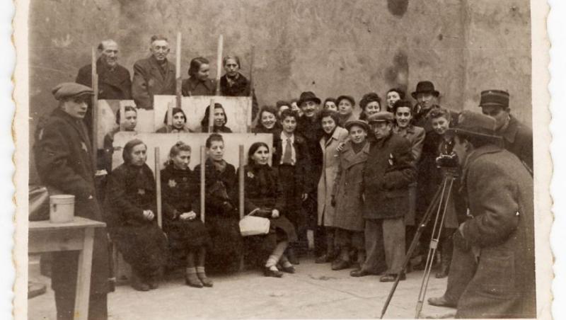 Galerie foto de arhivă! Imagini ŞOCANTE din timpul Holocaustului: Oameni deportaţi, cadavre abandonate şi bolnavi în lagăre. Fotografiile au fost găsite într-o cutie îngropată