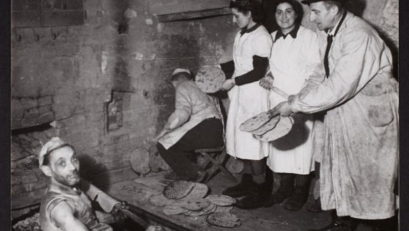 Galerie foto de arhivă! Imagini ŞOCANTE din timpul Holocaustului: Oameni deportaţi, cadavre abandonate şi bolnavi în lagăre. Fotografiile au fost găsite într-o cutie îngropată