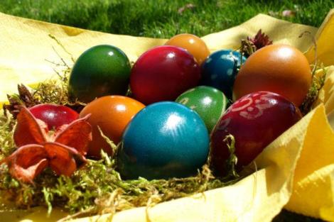 Tradiţii în a treia zi de Paşte. Ouăle se ciocnesc "dos cu dos" şi se dau de pomană vinul şi pasca