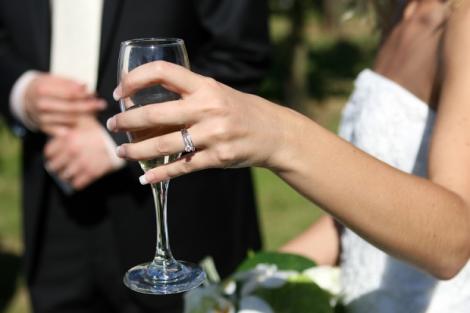 Ai planuri de căsătorie? Tinerii care fac nuntă ar putea primi de la stat 15.000 de lei
