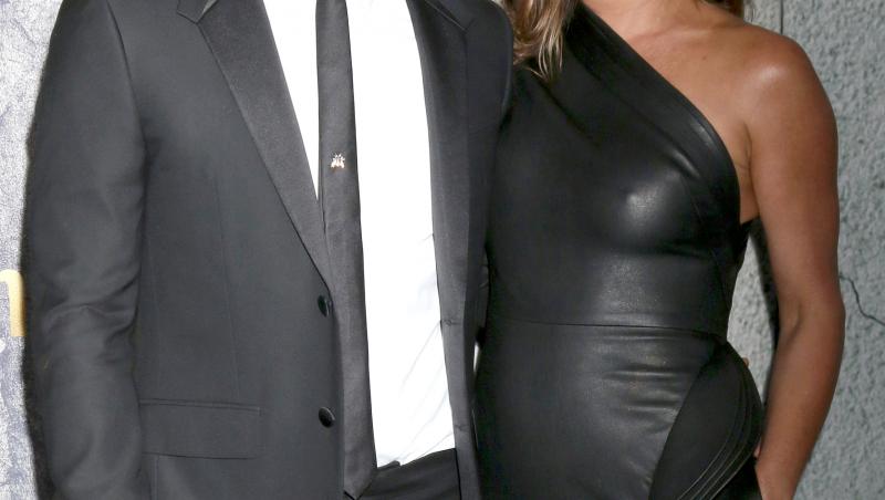 Galerie FOTO! Rochia neagră a lui Jennifer Aniston la care visează toate femeile: La 48 de ani, actrița n-a purtat sutien și a lăsat la vedere o siluetă perfectă