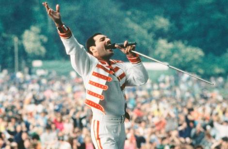 Veste importantă pentru fanii legendarei formații! Un film biografic dedicat trupei Queen va fi lansat în 2018: Actor celebru, în rolul lui Freddie