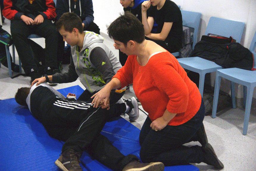 Rom&acirc;nii i care vor să obţină permisul de conducere ar putea fi nevoiți să promoveze şi un curs de prim ajutor. Proiect legislativ