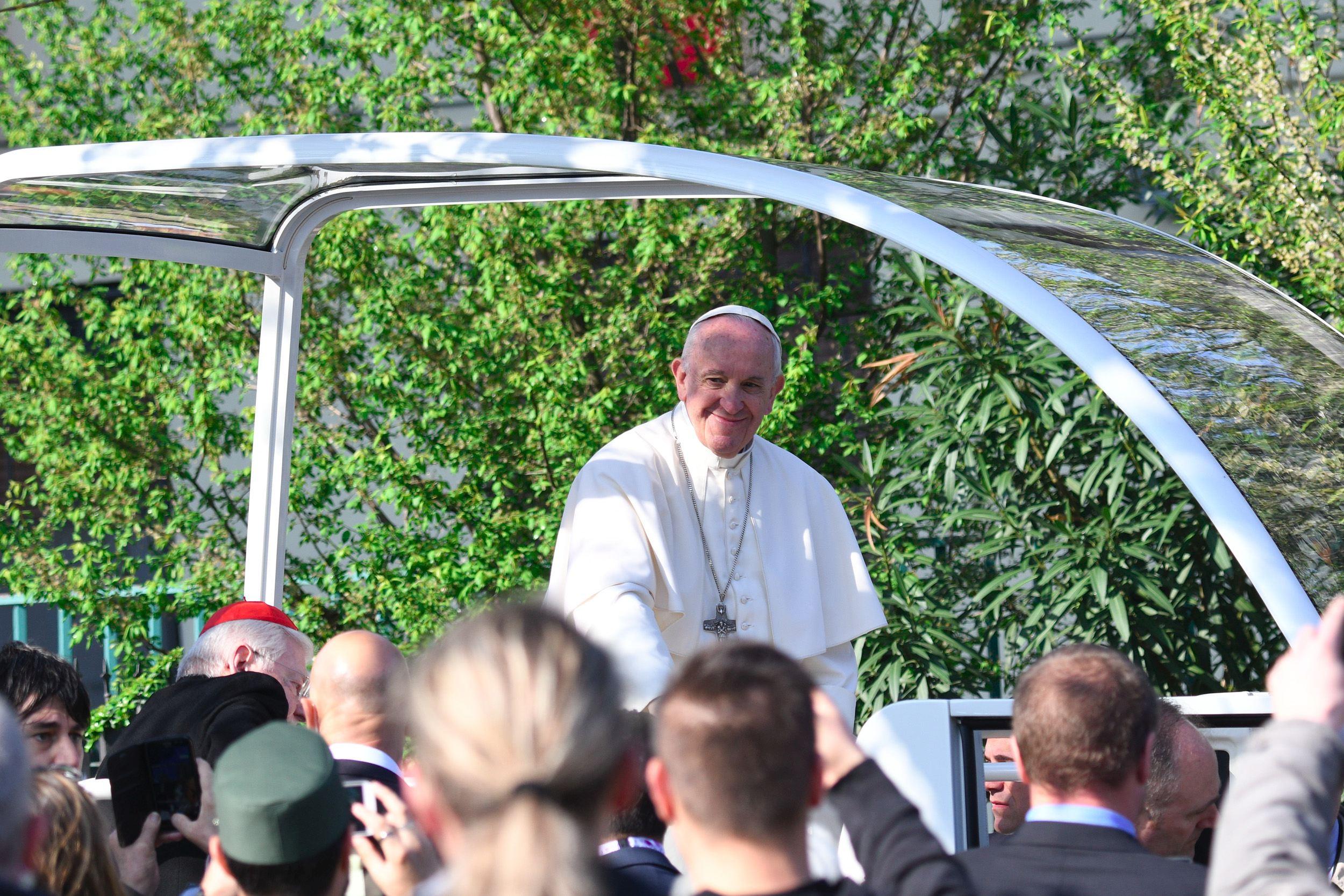 "Suntem cu toții păcătoși. Cu toții avem defecte"! &Icirc;n Joia Mare, Papa a spălat picioarele unor deținuți &icirc;ntr-un penitenciar de l&acirc;ngă Roma