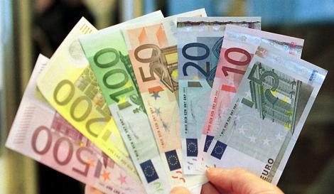 În Săptămâna Mare, minunile apar și dispar! O tânără a schimbat 1.200 de euro și a primit 12.000