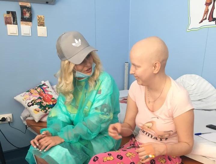 Delia, aproape de &icirc;ngerașii din care boala a mușcat fără milă. Cancerul le-a furat copilăria: "Părul ei se revărsa peste capetele lor rămase golașe. Am trecut pe l&acirc;ngă camera #702. M-a trecut un fior. S-a cutremurat și ea"