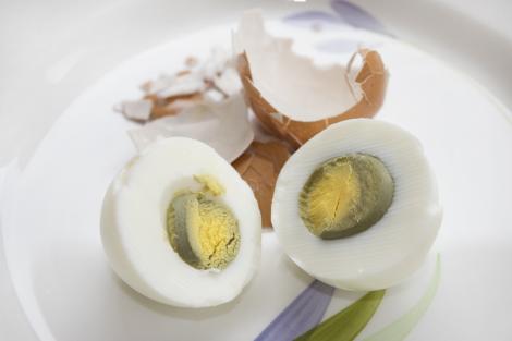 De ce se înverzeşte gălbenuşul ouălor fierte. Le mai poți consuma, în această stare?