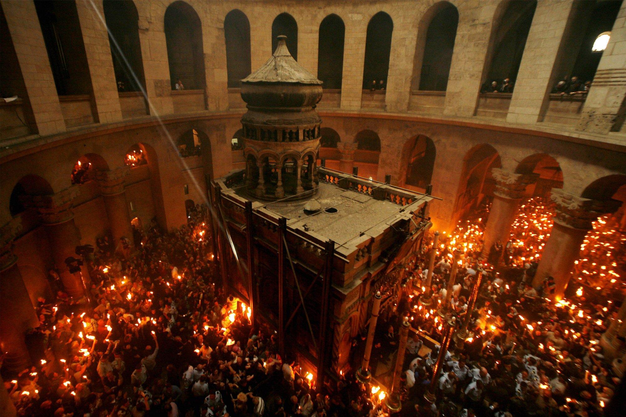 Mărturia monahului Mitrofan, cel care s-a ascuns &icirc;n podul SF&Acirc;NTULUI MORM&Acirc;NT. Cum se aprinde, de fapt, LUMINA SF&Acirc;NTĂ?