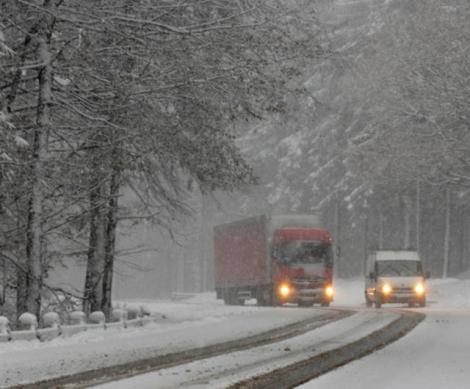 Video. Ninge în România! În mijlocul primăverii, ca în plină iarnă. În unele zone, zăpada depăşeşte un metru şi jumătate