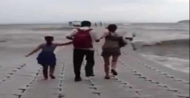 Chinezii au inventat un pod gonflabil peste mare, ce se mișcă &icirc;n ton cu valurile! Locul e destinat doar celor curajoși!