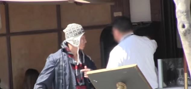 Clientul cu haine sărace s-a dus să comande m&acirc;ncare, dar a fost refuzat! &Icirc;n scurt timp, t&acirc;nărul le-a dat tuturor o lecție greu de uitat!