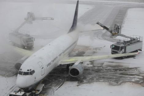 Întoarcerea iernii a dat totul peste cap! Șapte avioane au întârzieri la Cluj din cauza gheții