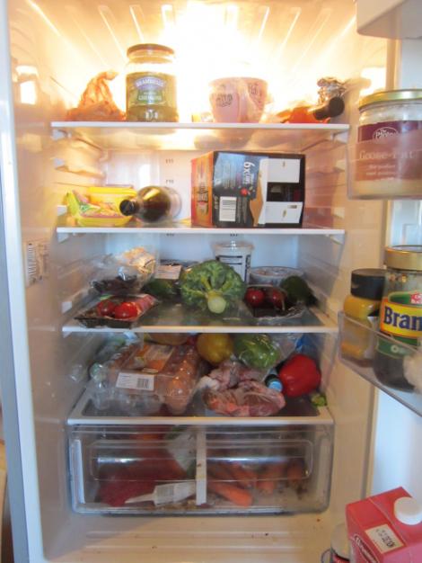 Copila a deschis frigiderul ca să-și ia ceva de mâncare, dar a dat peste ceva înfiorător! Ce a găsit pe un raft a pus-o pe fugă