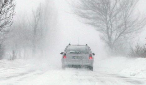 UPDATE! Viscolul blochează România!  Circulaţia pe 12 drumuri naţionale, întreruptă din cauza zăpezii şi a viscolului Polei pe A1
