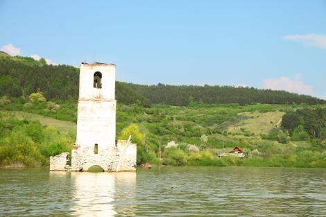GALEREI FOTO IMPRESIONANTĂ! Bezidu Nou - satul scufundat și acoperit de Ceaușescu - a ieșit la suprafață, dintre ape, în mijlocul României