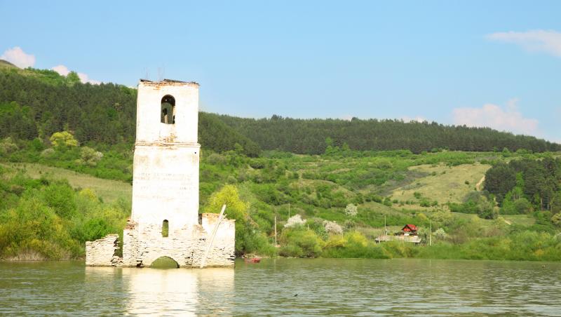 GALEREI FOTO IMPRESIONANTĂ! Bezidu Nou - satul scufundat și acoperit de Ceaușescu - a ieșit la suprafață, dintre ape, în mijlocul României