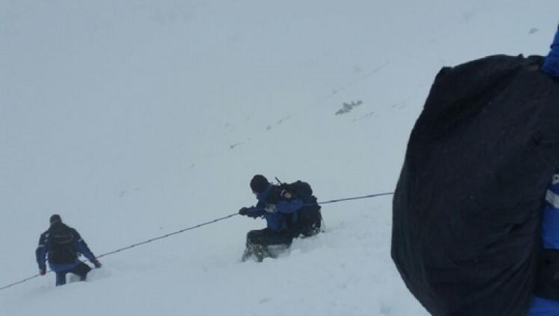 După 11 ore de căutare, salvamontișii i-au găsit pe cei doi copii, uciși de avalanșă în Munții Retezat: ”Trupurile lor au fost lovitei de stânci, apoi de zăpada grea și udă