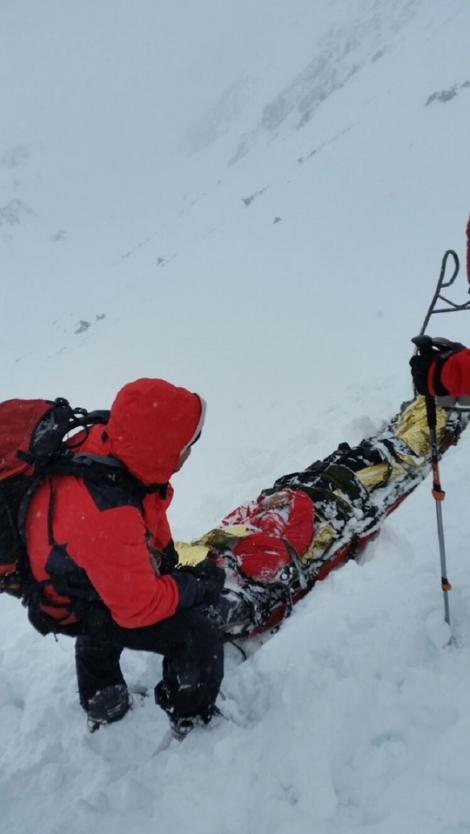 După 11 ore de căutare, salvamontișii i-au găsit pe cei doi copii, uciși de avalanșă în Munții Retezat: ”Trupurile lor au fost lovitei de stânci, apoi de zăpada grea și udă"
