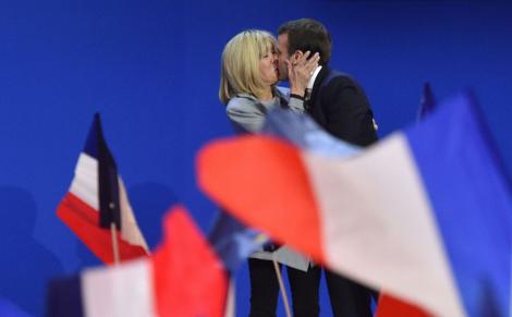 El – 40 de ani, om politic. Ea – 64 de ani, posibilă Primă Doamnă a Franţei. Povestea de iubire dintre Emmanuel Macron şi Brigitte Trogneux! “Pe când avea 17 ani, el mi-a zis că o să îi fiu soţie într-o bună zi”