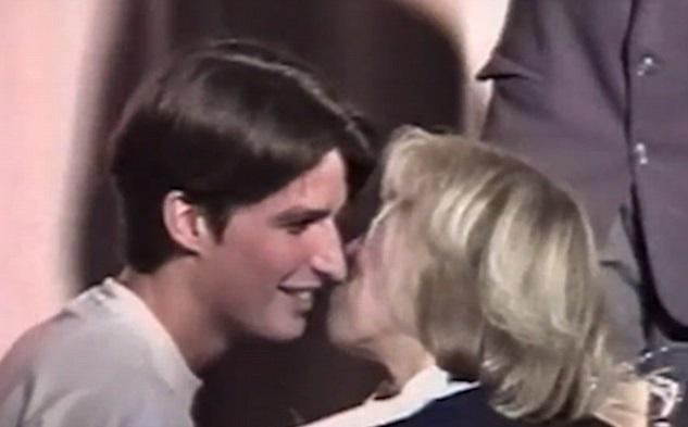 Fotografii care au ieșit la iveală după zeci de ani. Cum &icirc;și săruta soția, care-i era profesoară, Emmanuel Macron, candidatul la președinția Franței!