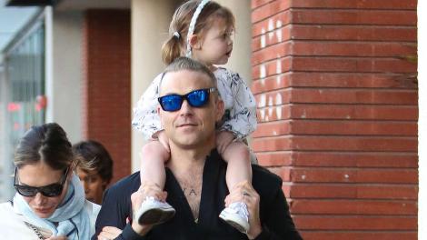 Tată-fiică, relația perfectă! Robbie Williams cântă în franceză, după ce a învățat limba odată cu fetița lui de patru ani