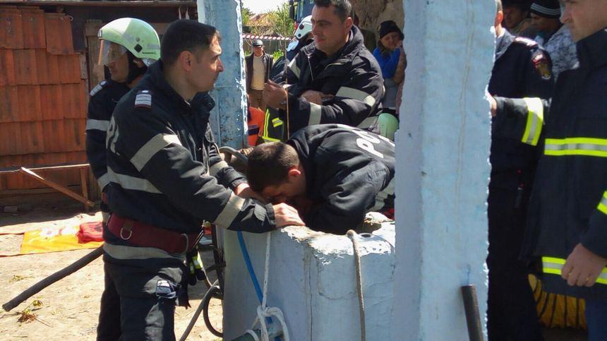 Momente CRITICE &icirc;ntr-un sat din Rom&acirc;nia. Un copil a scăpat &icirc;ntr-un puț de mare ad&acirc;ncime: &bdquo;Se aude PL&Acirc;NG&Acirc;ND, semn că nu este acoperit de apă!&rdquo;
