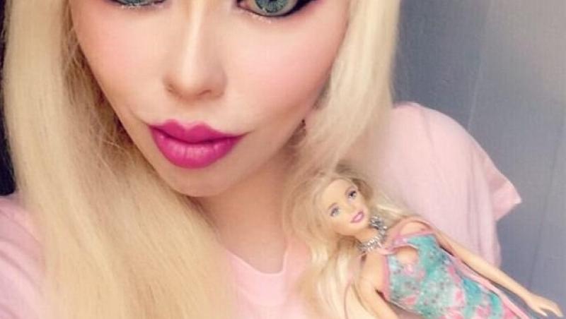 Foto. A cheltuit zeci de mii de dolari pentru a fi o păpuşă Barbie. Cum arăta tânăra înainte să se transforme? Internauţii sunt uluiţi!