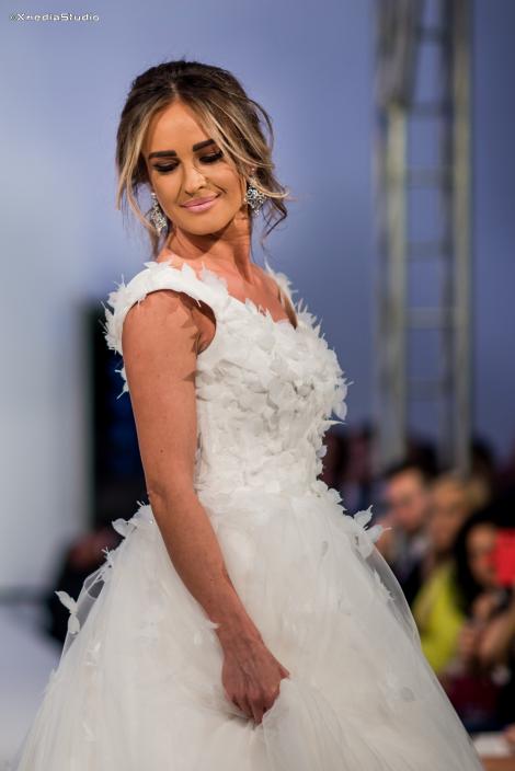 CE MOMENT! Diana Munteanu, prezentatoarea emisiunii "Prietenii de la 11", a îmbrăcat o rochie de mireasă cu 2000 de fluturi