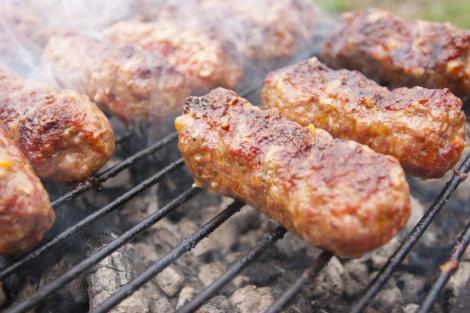 Producătorii de carne estimează vânzări uriașe de 1 Mai: Peste 1500 de tone de mici vor ”sfârâi” pe grătare! Secretul care îți spune că sunt proaspeți