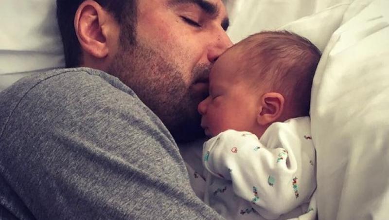 Adrian Mutu a devenit tată pentru a patra oară înainte de Paște. Briliantul este as în schimbat scutece de bebeluș. Tiago îi seamănă leit!
