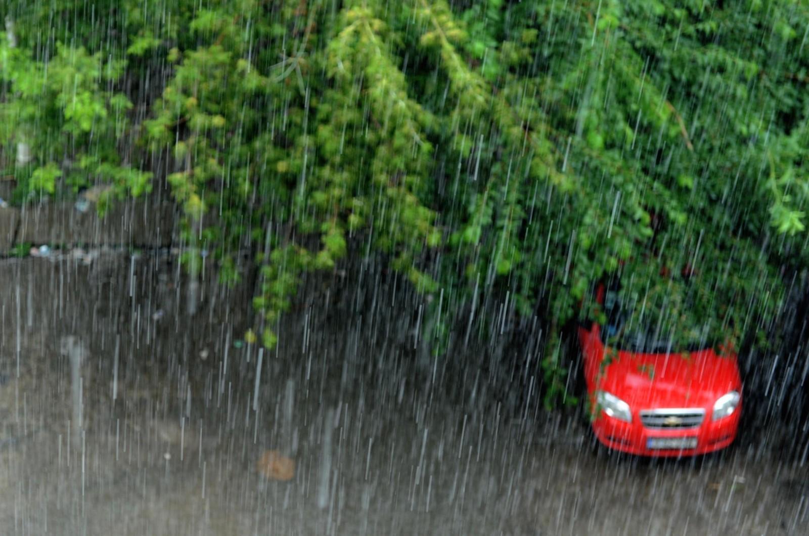 &bdquo;V&acirc;j&acirc;ind ca vijelia şi ca plesnetul de ploaie&rdquo;, nu alta! Meteorologii au emis cod galben de v&acirc;nt, ploaie şi grindină