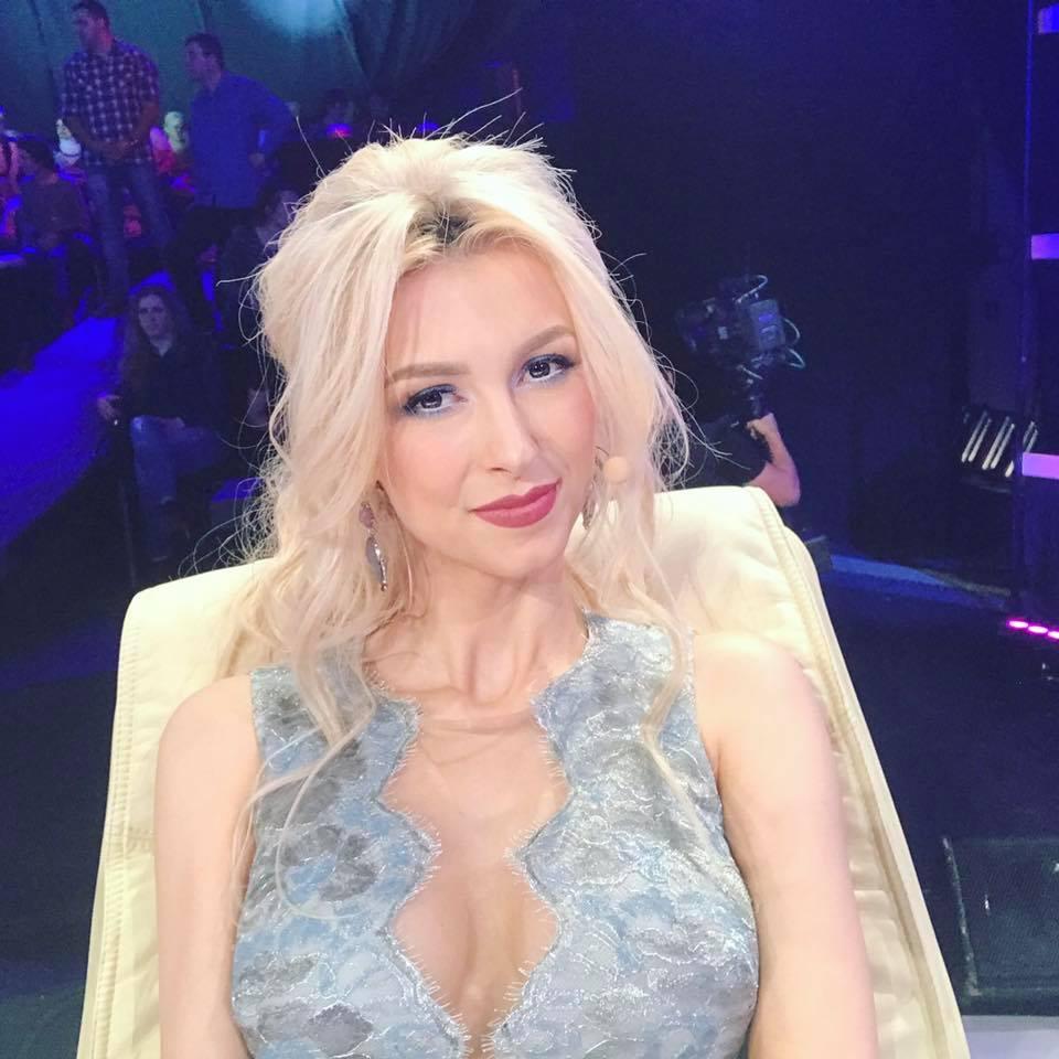 Andreea Bălan, moment emoționant, la Disneyland. Artista a &icirc;nceput să pl&acirc;ngă: "Am avut multe lipsuri in copilarie (...) M-am așezat pe bordură alături de ceilalți copilași"