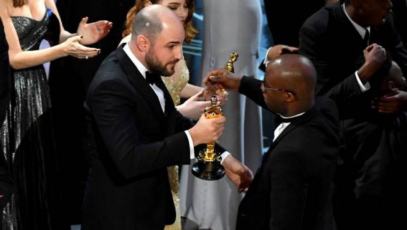 Gafa anului de la Oscar s-a repetat cel mai ironic mod! Urale și aplauze în sală: ”Premiul merge la... Emma Stone și LaLa Land”