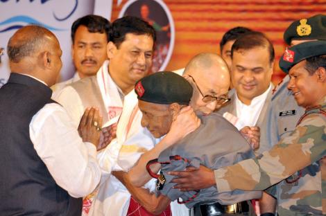 Dalai Lama, reîntâlnire emoționantă, după aproape 60 de ani! Liderul spiritual l-a privit în ochi pe cel care l-a ajutat, după ce a evadat din Tibet: "Mă uit la chipul tău și îmi dau seama că şi eu trebuie să fiu foarte bătrân"