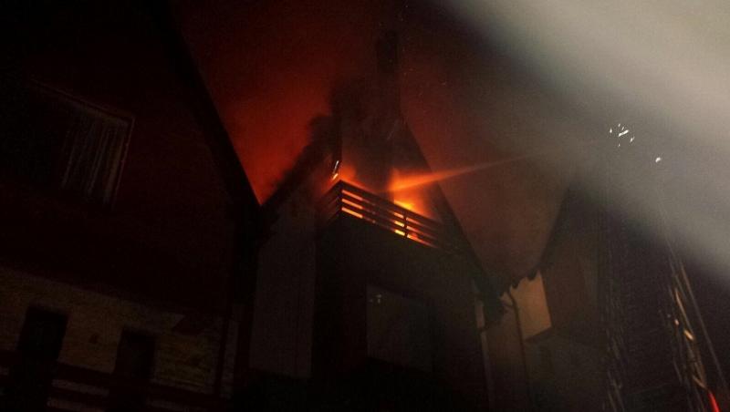 Incendiul devastator la un hotel de cinci stele din Sinaia a fost stins după patru ore! 50 de turiști, evacuați. UPDATE