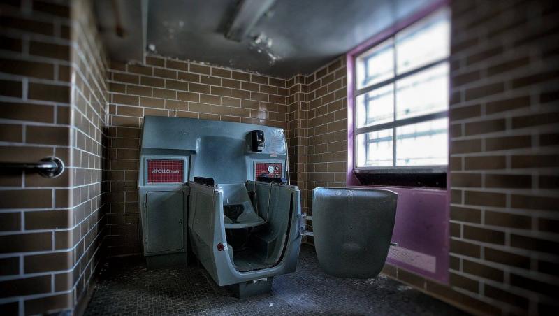 Imagini dintr-o altă epocă! Ușa unui azil abandonat din 1987 a fost deschisă de un fotograf după 30 de ani: veselă intactă, camere încremenite în timp