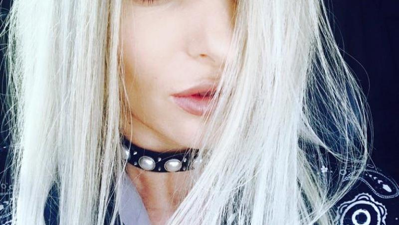 Un clip la care tot vei da „Repeat”! Cum e în culisele unui concert de-al Deliei: de la fetițe care vor poze cu artista, la momente amuzante și neprevăzute: „Mi-a căzut sutienul pe scenă!”