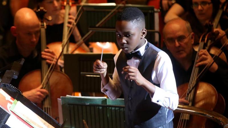 Cel mai tânăr dirijor din lume la 11 ani! “Are o abilitate naturală pe care nu am mai văzut-o de 30 ani”