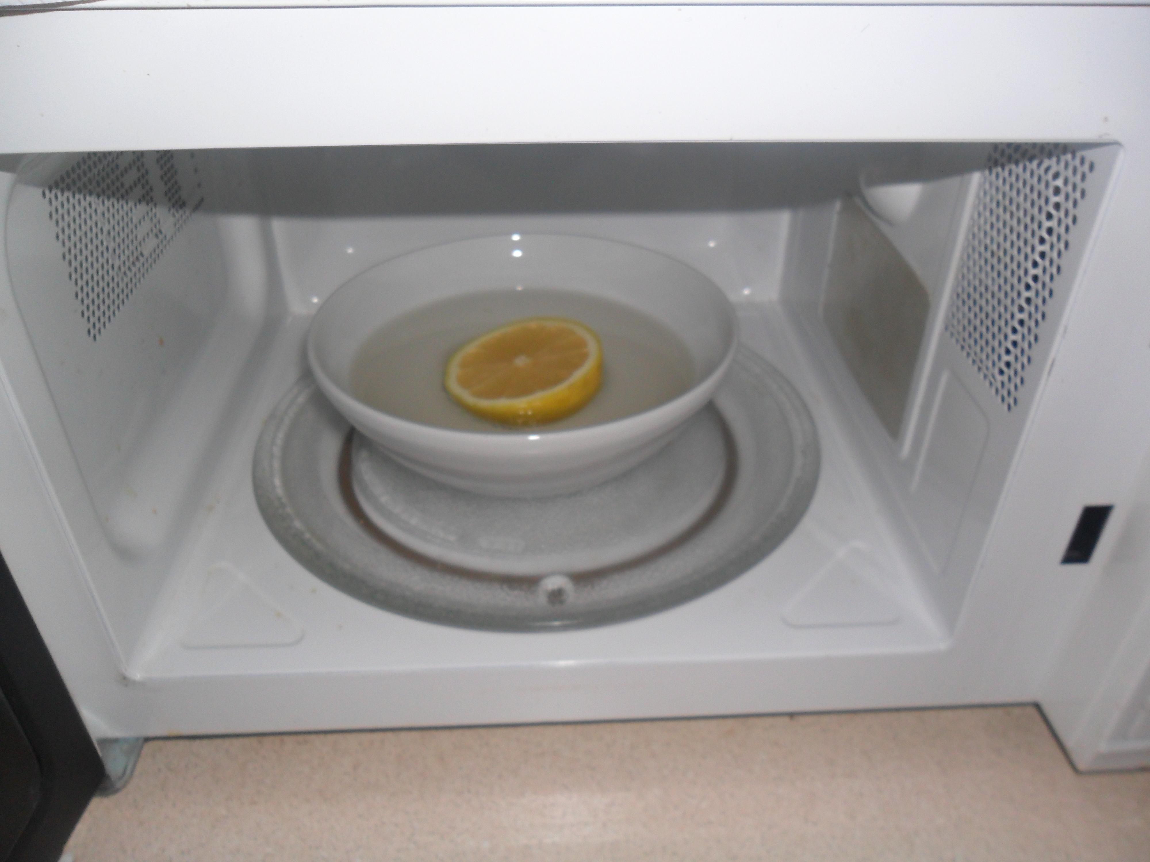 Pune suc de lăm&acirc;ie &icirc;n cuptorul cu microunde și așteaptă c&acirc;teva minute! Vei economisi bani și timp!