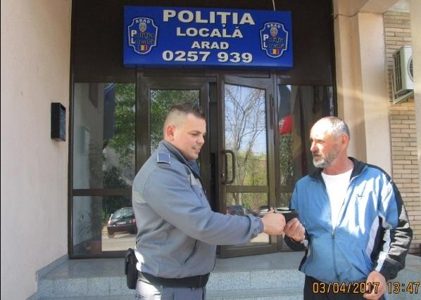 El este țiganul care face cinste etniei lui! Bărbatul a găsit un portofel cu o sumă considerabilă şi l-a predat Poliţiei. Ce a cerut &icirc;n schimb?