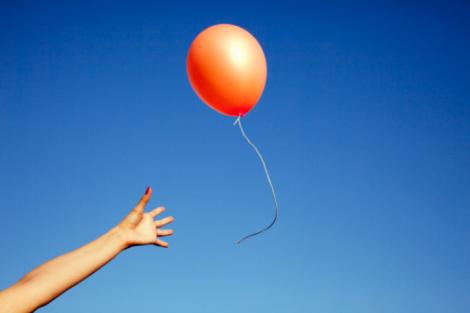 Ai lansat vreodată baloane? Acest obicei este mai periculos decât îți poți imagina!