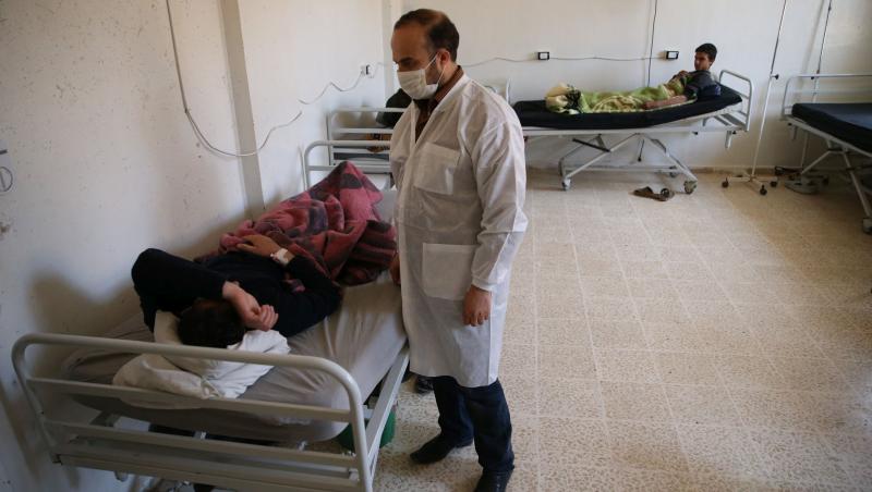 Imaginile morții! Bebeluși morți în brațele părinților, oameni cu spume la gură. Bilanţul atacului ”chimic” din Siria a ajuns la 86 de morţi, printre care 20 de copii