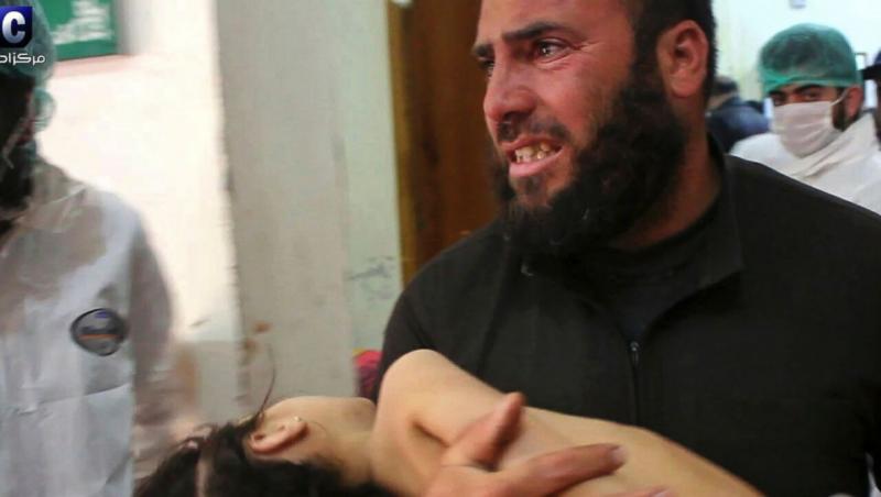 Imaginile morții! Bebeluși morți în brațele părinților, oameni cu spume la gură. Bilanţul atacului ”chimic” din Siria a ajuns la 86 de morţi, printre care 20 de copii