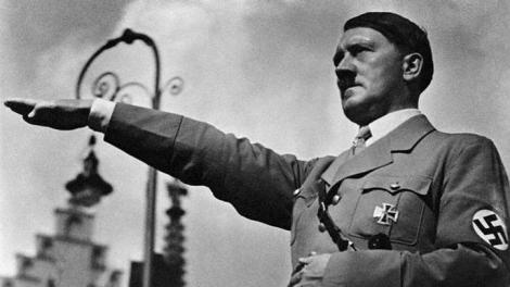 Carte de colorat cu surprize! Adolf Hitler îi privește pe copii din paginilie cu desene, cu salutul nazist de rigoare: "Simpatică este cartea voastră de colorat!"