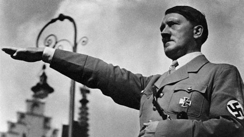 Carte de colorat cu surprize! Adolf Hitler îi privește pe copii din paginilie cu desene, cu salutul nazist de rigoare: 